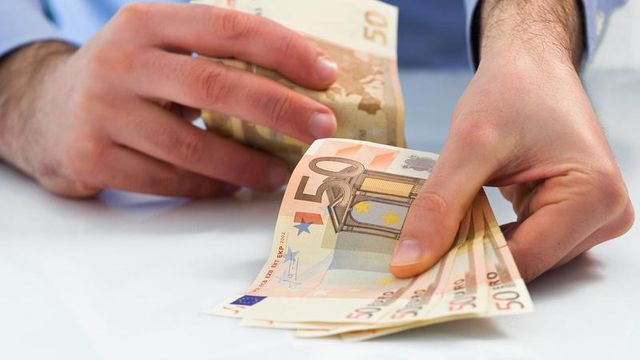 Un ofiter de urmarire penala si finul acestuia risca pana la opt ani de inchisoare dupa ce au luat 25 de mii de euro mita