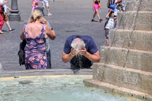 Paříž má kvůli vedrům plné nemocnice, zakáže prodej a pití alkoholu