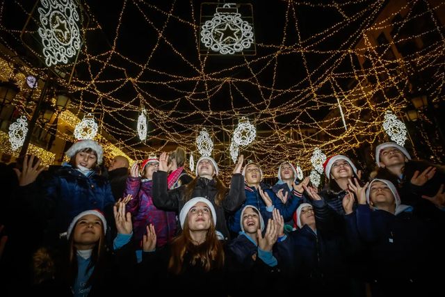 Las imágenes de las luces de Navidad iluminando Granada