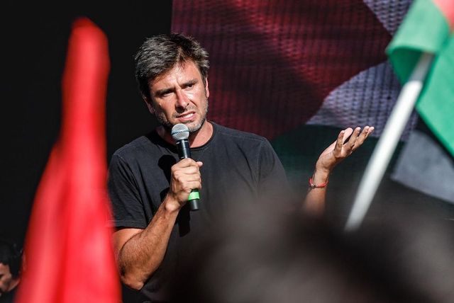 Di Battista, rinviato il rientro in Italia: l’annuncio in un post su Instagram