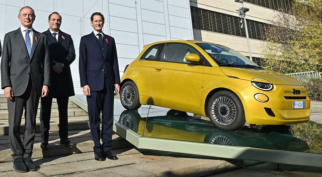 Stellantis, la nuova 500 ibrida debutta a Mirafiori