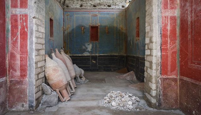 Pompei, la nuova stanza con pareti blu