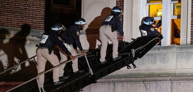 Policie obsadila budovu Kolumbijské univerzity a zatkla zabarikádované propalestinské demonstranty