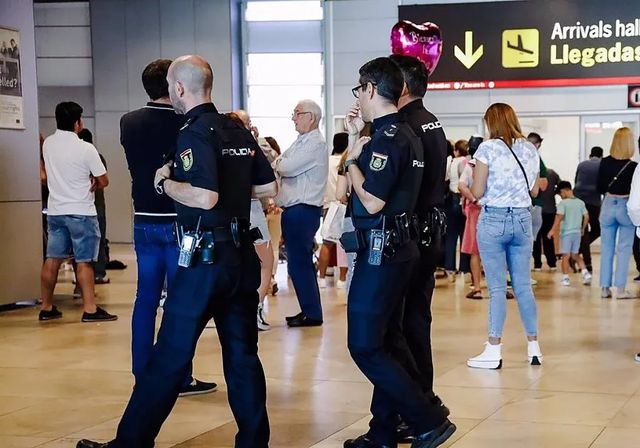 Dos detenidos en Barajas por robar al reguetonero Zion una mochila con 2,5 millones de dólares | Hoy