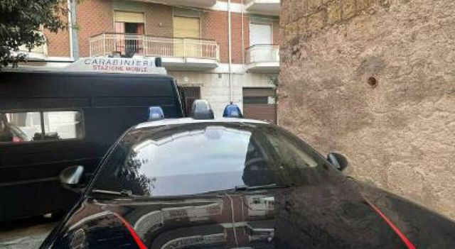 Padre violento aggredisce la moglie e il figlio ma il ragazzo riesce a chiedere aiuto dalla finestra, 50enne arrestato a Ischia