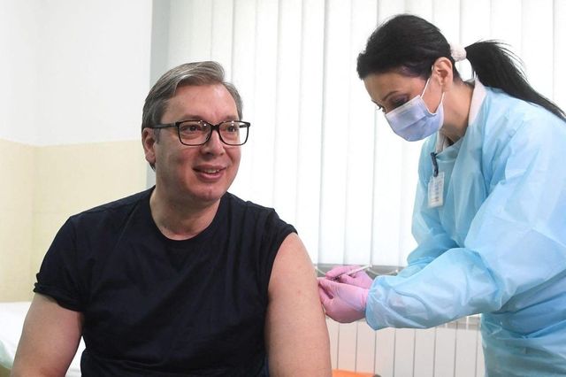 Serbia oferă 25 de euro persoanelor vaccinate