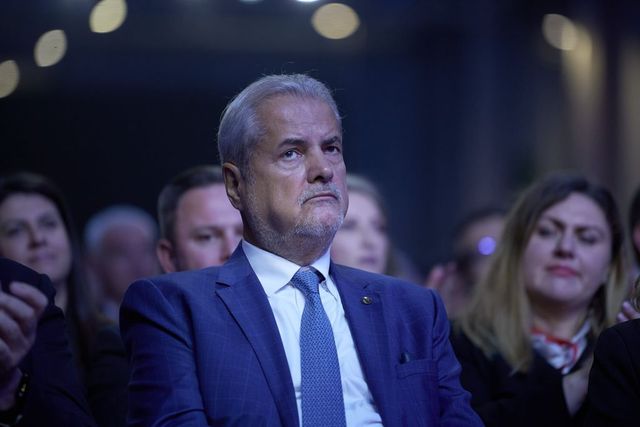 Adrian Năstase, supus unei operații complicate la Spitalul de Ortopedie Foișor