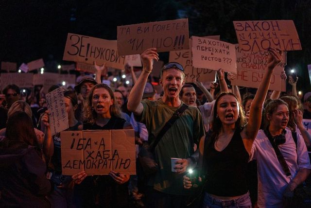 Crecen las protestas contra Zelenski en las calles por la injerencia en la lucha contra la corrupción