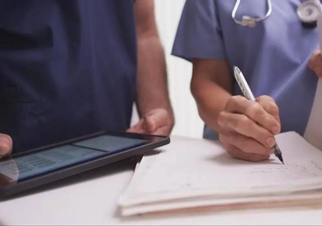 Prisión para una enfermera en Navarra por acceder a 150 historiales clínicos de la pareja de su amante y su familia