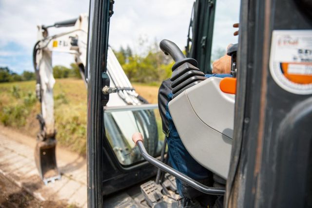 Escavatore si ribalta e lo schiaccia, operaio muore sul lavoro in cantiere a Cesena