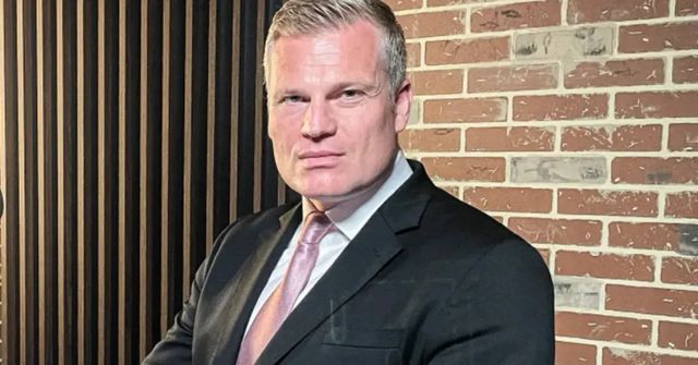 Turek míří na Hrad za prezidentem Pavlem, který ho odmítá jmenovat ministrem