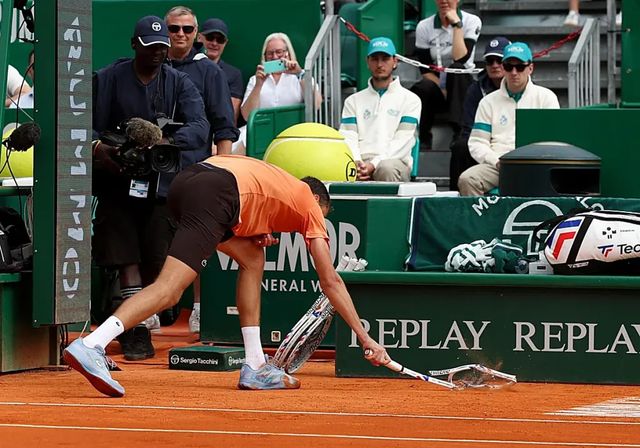 Medvedev se lía a raquetazos tras encajar un rosco ante Berrettini