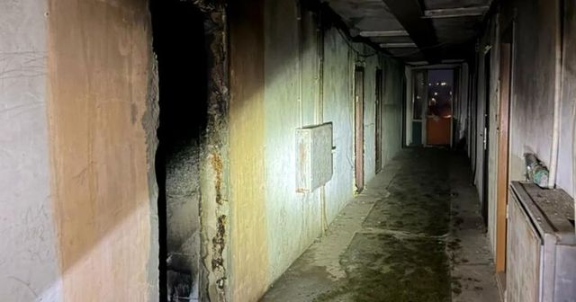 50 de persoane evacuate din cauza unui incendiu izbucnit într-un bloc din Petrila