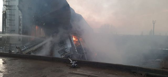 Тушение пожара в порту Джурджулешты продолжается