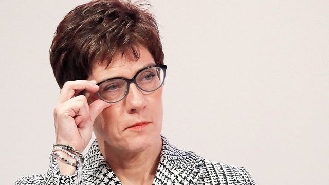 Německou ministryní obrany bude Krampová-Karrenbauerová, dřív funkci odmítala