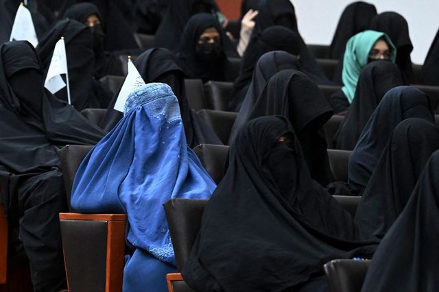 Afghanistan, Talebani vietano a donne di guardare dalla finestra