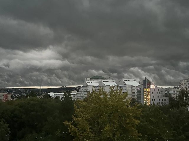 Ploi și descărcări electrice: meteorologii au emis Cod galben în toată Moldova