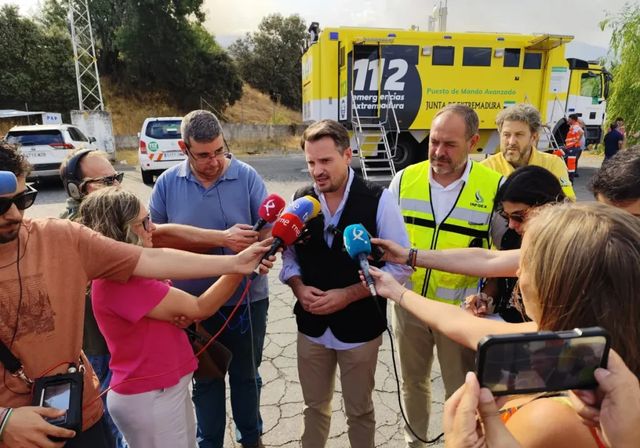 El fuego cerca de la localidad cacereña de Cabezabellosa con vecinos en el interior del pueblo: «Es una ratonera»