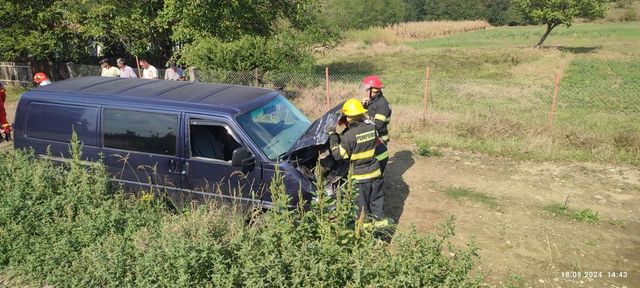 Accident rutier la Tomești! O persoană a fost rănită după ce un autoturism a ieșit în decor