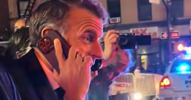 Macron kvůli Trumpovi uvázl v koloně