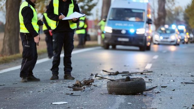 Fekete péntek: ketten meghaltak, többen megsérültek, amikor kamion ütközött kisbusszal