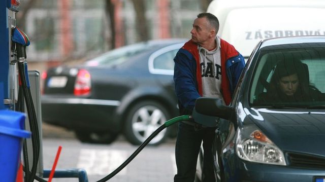 Nafta v Česku zdražila od konce února o více než devět korun, benzin o více než čtyři