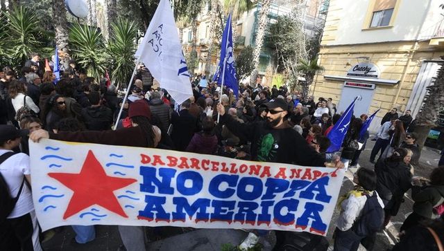 Scontri a Bagnoli per l'America's Cup, poliziotto ferito