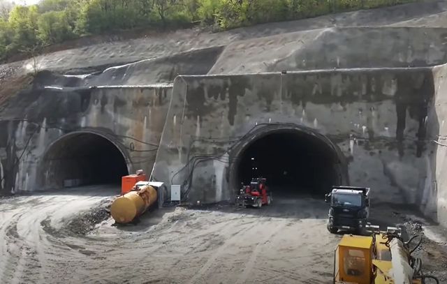 Primul tunel de autostradă de pe Valea Oltului a fost străpuns. La ce tuneluri se mai lucrează acum și câte vor fi construite în total