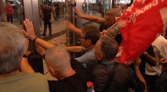 Sciopero Gaza, scontri tra manifestanti e polizia alla stazione Centrale di Milano
