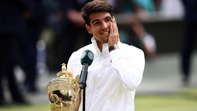 Carlos Alcaraz hace historia en Wimbledon: «Es un sueño para mí ganar este trofeo»