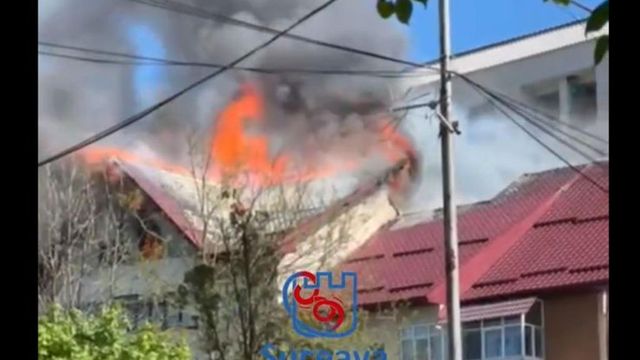 Incendiu la acoperișul unui bloc din Rădăuți