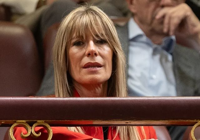 Begoña Gómez adjunta los billetes al Reino Unido para demostrar que no infringió las órdenes del juzgado