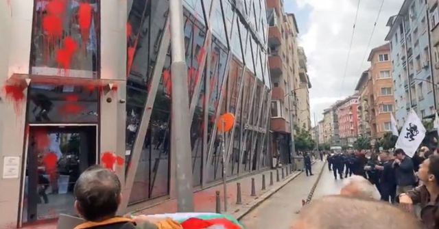 Замеряха сградата на Еврокомисията в София с червена боя