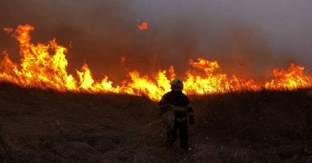 Pompierii au intervenit pentru stingerea a 16 incendii de vegetație uscată în ultimele 24 de ore