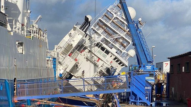 Un vas cu 50 de persoane la bord s-a răsturnat în Marea Britanie. Doi membri ai echipajului sunt dați dispăruți