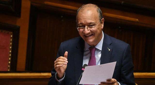 Bonus a Natale fino a 1500 euro per insegnanti, presidi e maestri: l’annuncio del ministro Valditara