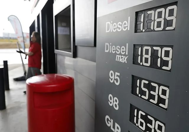 Los conductores se refugian en las gasolineras 'low cost' tras repuntar el precio más del 5% con el fin de las ayudas