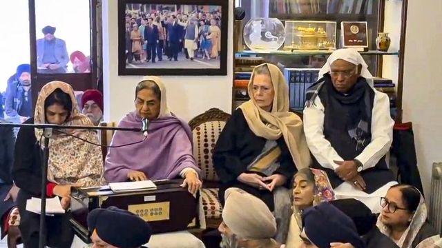 Hamid Ansari, Sonia Gandhi, and Mallikarjun Kharge Pay Respects At Manmohan Singh's Prayer Meet