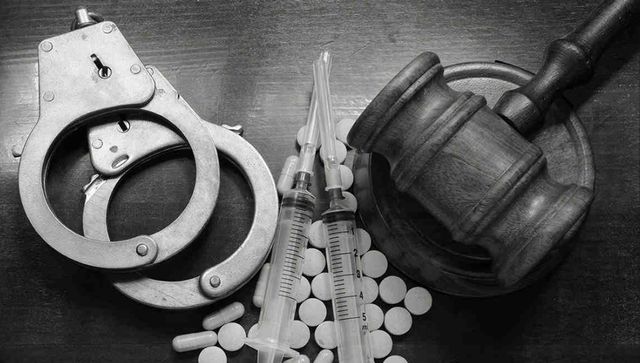 Trei traficanți de droguri, condamnați la până la 11 ani de închisoare pentru substanțe psihotrope și stupefiante în Chișinău