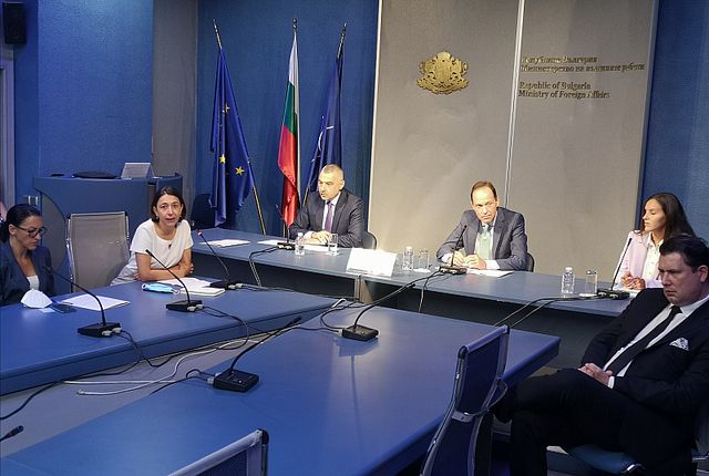 От МВнР призовават българските граждани извън страната активно да се регистрират чрез електронната форма за заявление за гласуване