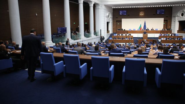 Новата военна помощ за Украйна влиза в пленарната зала