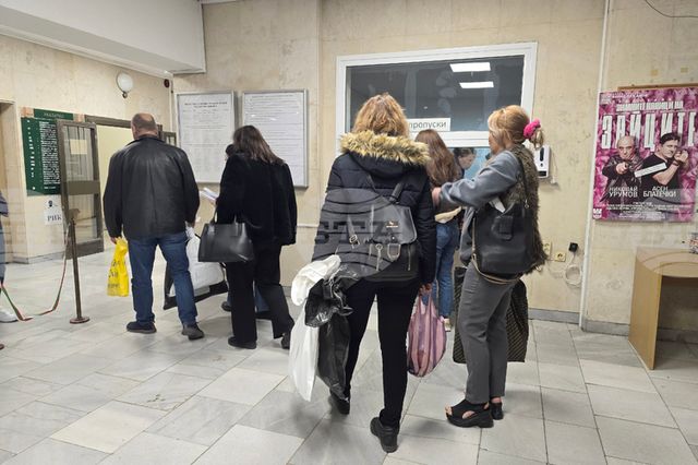 Членовете на секционни избирателни комисии предават изборните книжа в РИК – Ловеч