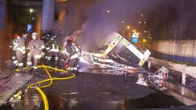 Al menos 20 muertos tras la caída de un autobús por un puente en Venecia