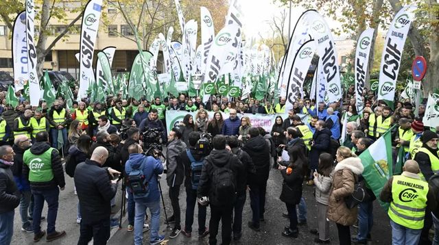 El Constitucional abre una puerta a que los funcionarios recuperen las pagas extras