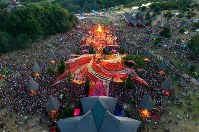 Un celebru festival de muzică psihedelică din Ungaria s-a oprit după ce doi oameni au murit