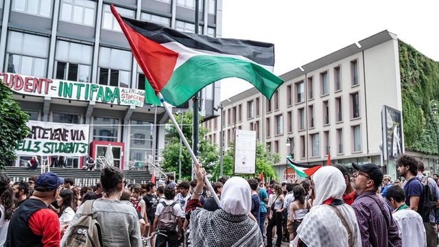 Torino, manifestanti pro Palestina occupano binari: stop ai treni