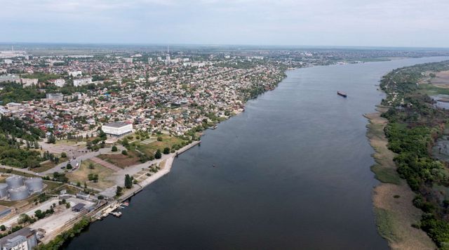 Bombardamenti ucraini su ponte a Kherson, 'russi lascino città'