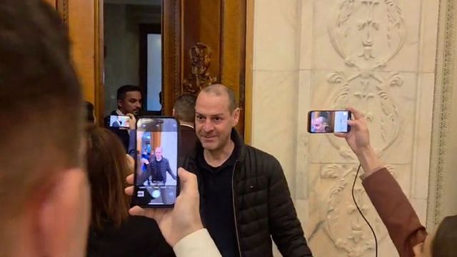 Un angajat al Guvernului le-a blocat calea jurnaliștilor care încercau să-i pună întrebări premierului Bolojan