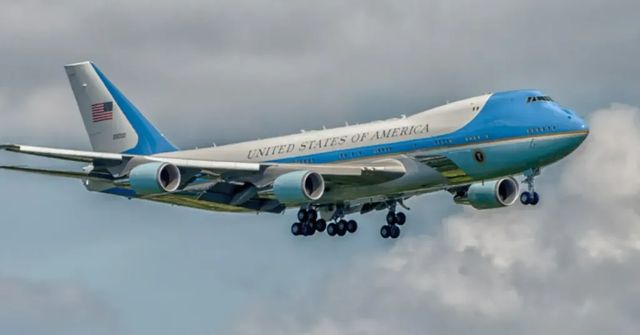 Letadlo s Trumpem mířící do Švýcarska se kvůli závadě muselo vrátit