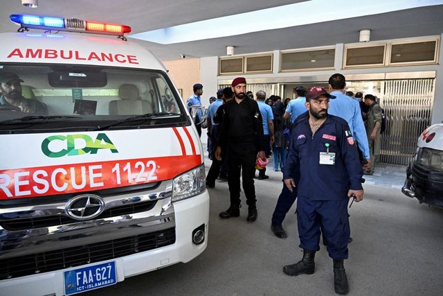 Incendio in un reparto di ginecologia, 14 neonati morti a Islamabad
